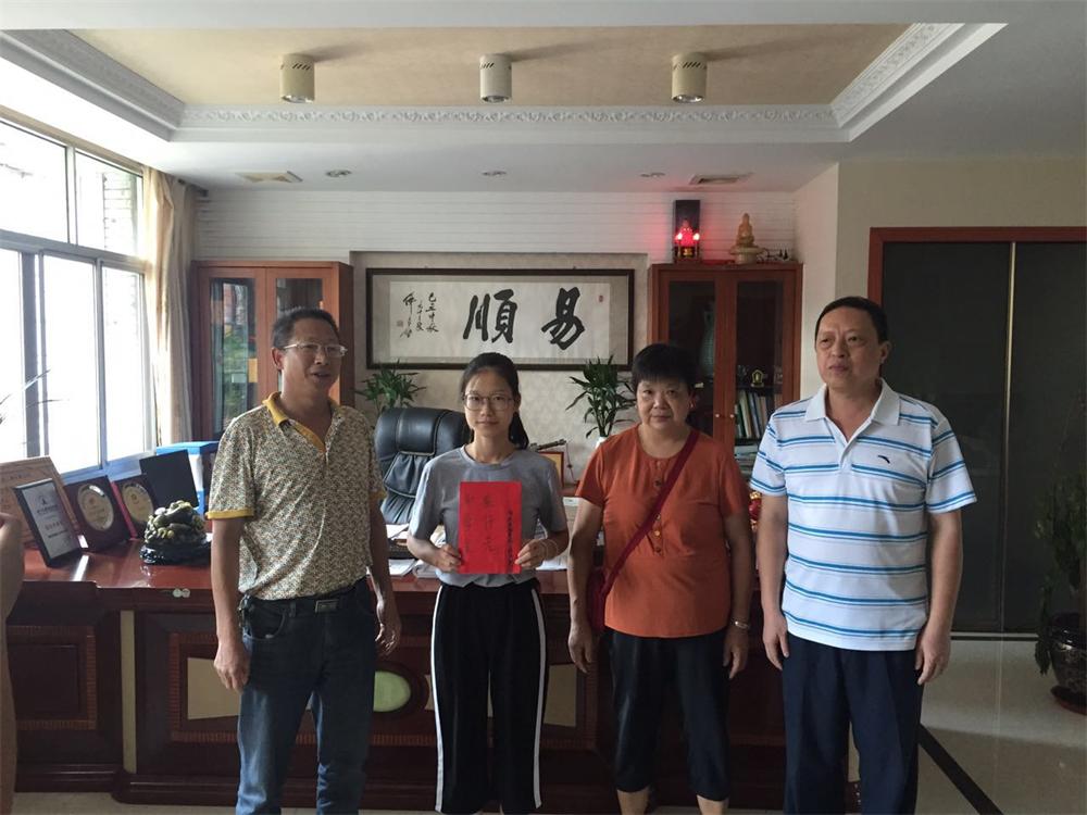 福建易順建筑工程有限公司2017年第一屆：“金秋助學(xué)，學(xué)子圓夢，誠信你我，感恩社會(huì)”