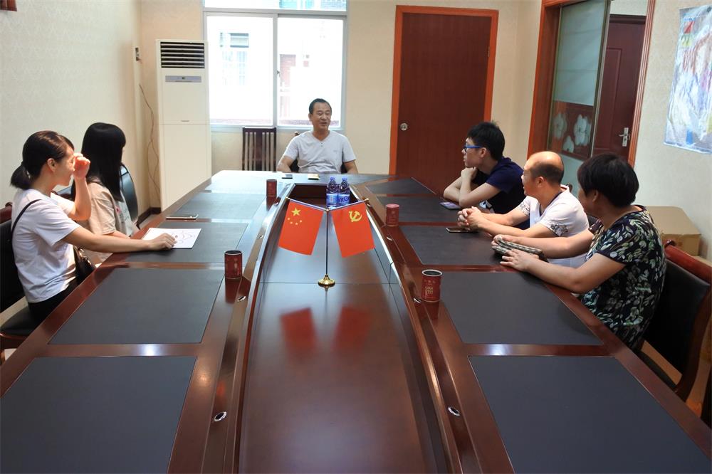 知識改變人的命運，公司職工子女考上大學 單位頒發助學金