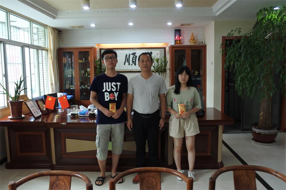 知識改變人的命運，公司職工子女考上大學 單位頒發助學金