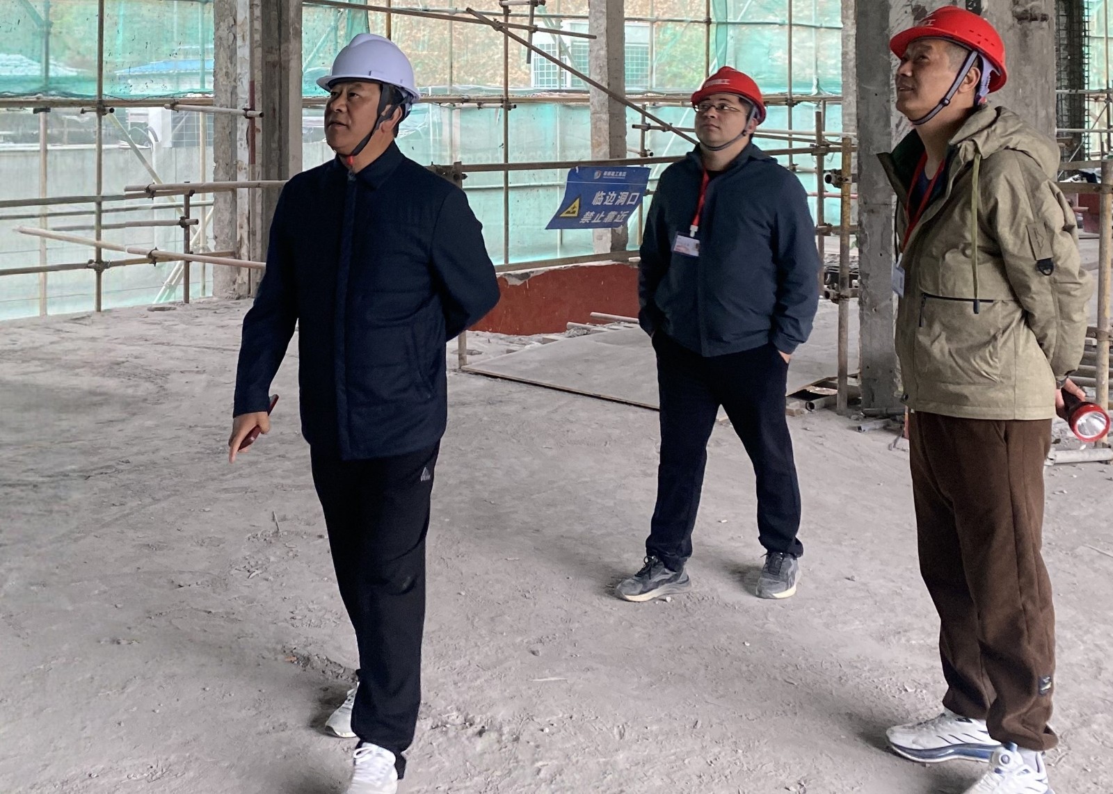 李易順董事長(zhǎng)帶隊(duì)視察浙江省軍區(qū)杭州退休干部休養(yǎng)所改造工程 督導(dǎo)安全生產(chǎn)與質(zhì)量管控